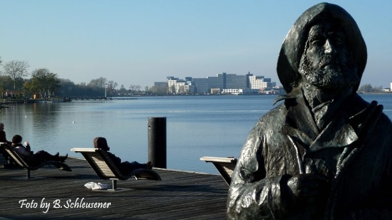 Statue des Fischers Stüben - im Hintergrund der Ferienpark
